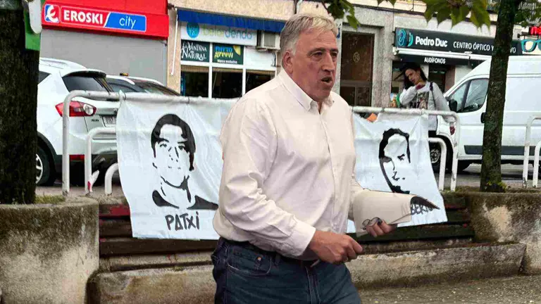 Fotomontaje de Joseba Asirón sobre una imagen de los carteles proetarras exhibidos en fiestas de la Chantrea.