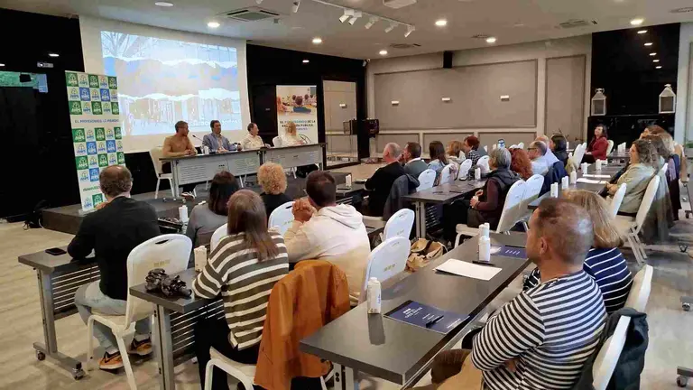 Afiliados y simpatizantes del sindicato ANPE en la inauguración de su sede de Pamplona. CEDIDA