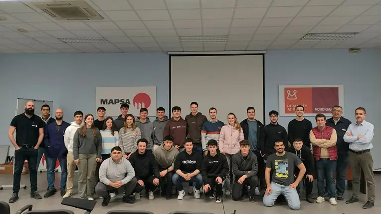 Estudiantes, profesores y personal de la empresa MAPSA, durante una visita a la firma de Orcoyen. UNIVERSIDAD PÚBLICA DE NAVARRA