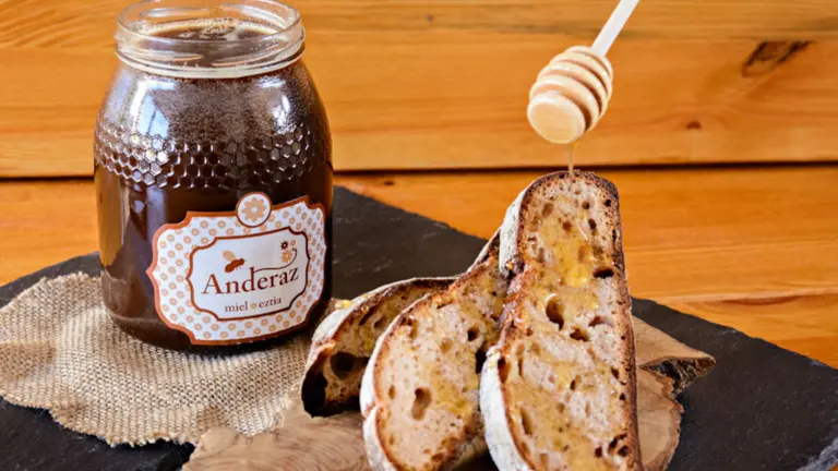Imagen de una tostada con miel. EZTITSU