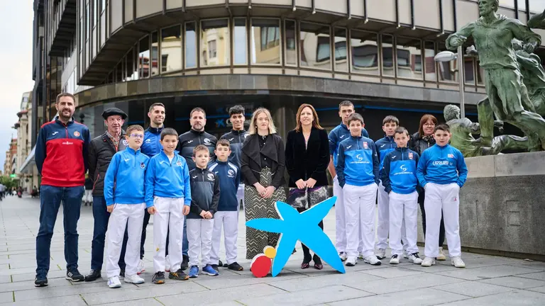 La sala Ágora de CaixaBank en Pamplona ha acogido esta tarde la presentación de la 55ª edición del Campeonato Navarro de Interpueblos. CEDIDA