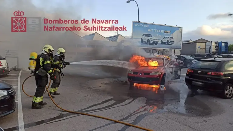 Arde un vehículo en un aparcamiento en Pamplona y el fuego afecta a otros dos coches más. BOMBEROS DE NAVARRA