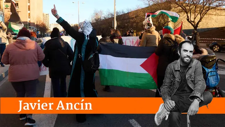 Multitudinaria manifestación con miles de personas por las calles de Pamplona bajo el lema `Paremos el genocidio en Palestina. Fin al comercio de armas y a las relaciones con Israel". La movilización estaba convocada por la plataforma 'Yala, Nafarroa con Palestina' e integrada por colectivos, ONGs, partidos políticos, sindicatos y personas a título individual. IÑIGO ALZUGARAY