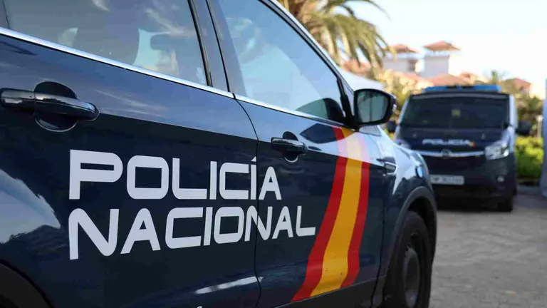 Foto de archivo de un coche patrulla y de un furgón de la Policía Nacional.