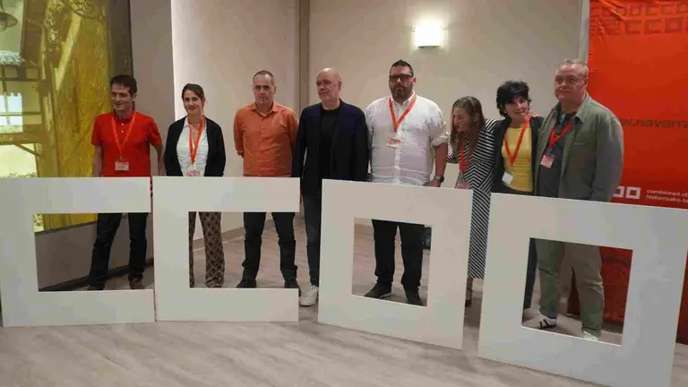 Josema Romeo, en el centro, junto a los miembros de la nueva Ejecutiva de Comisiones Obreras en Navarra. CCOO