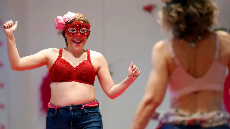 Las modelos "valientes" de Saray desfilan con lencería, ropa de baño y complementos. EFE