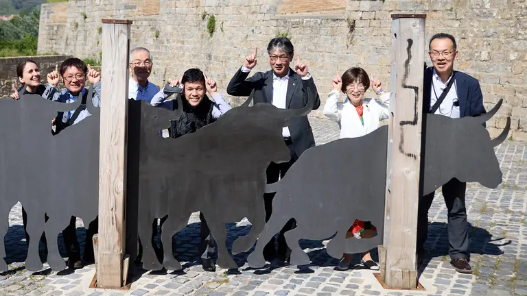 Autoridades de la ciudad japonesa de Yamaguchi visitan Pamplona. IÑIGO ALZUGARAY