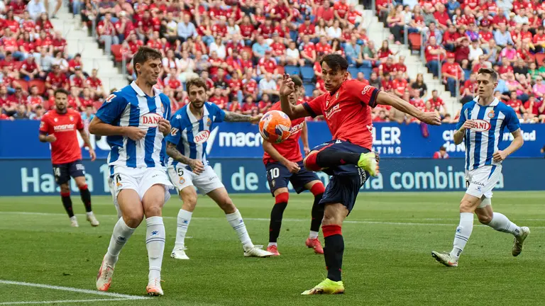 Marash Kumbulla (4. RCD Espanyol), Fernando Calero (5. RCD Espanyol) y Ante Budimir (17. CA Osasuna) durante el partido de La Liga EA Sports entre CA Osasuna y RCD Espanyol disputado en el estadio de El Sadar en Pamplona. IÑIGO ALZUGARAY