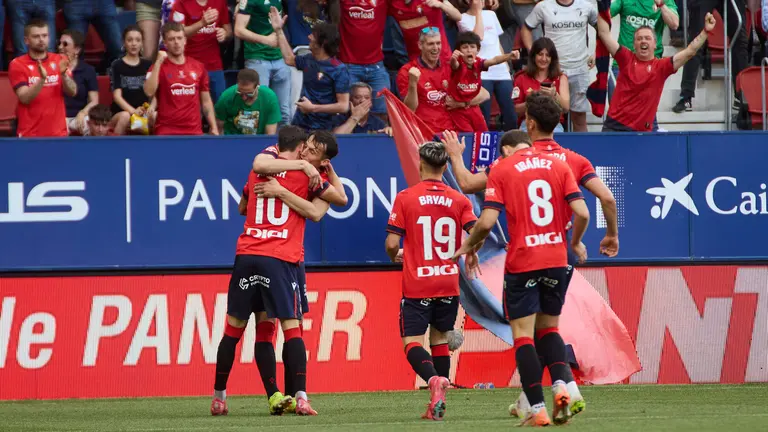 Los jugadores de Osasuna celebran el gol de Aimar Oroz (1-0) durante el partido de La Liga EA Sports entre CA Osasuna y RCD Espanyol disputado en el estadio de El Sadar en Pamplona. IÑIGO ALZUGARAY