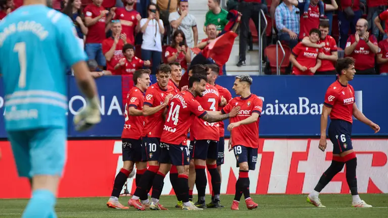 Los jugadores de Osasuna celebran el gol de Aimar Oroz (1-0) durante el partido de La Liga EA Sports entre CA Osasuna y RCD Espanyol disputado en el estadio de El Sadar en Pamplona. IÑIGO ALZUGARAY