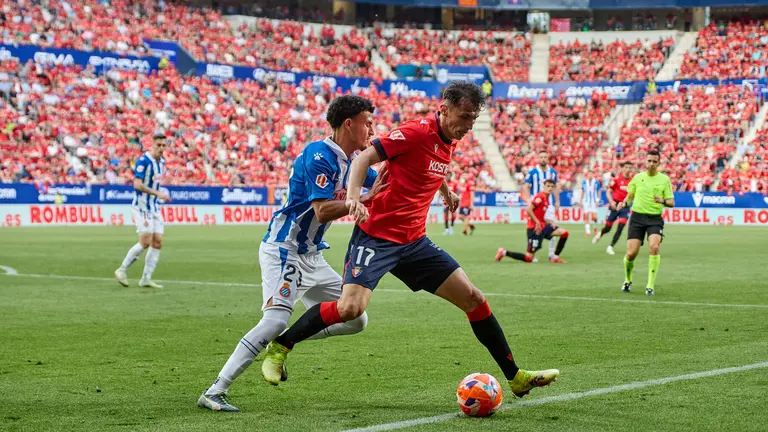 Omar El Hilali (23. RCD Espanyol) y Ante Budimir (17. CA Osasuna) durante el partido de La Liga EA Sports entre CA Osasuna y RCD Espanyol disputado en el estadio de El Sadar en Pamplona. IÑIGO ALZUGARAY