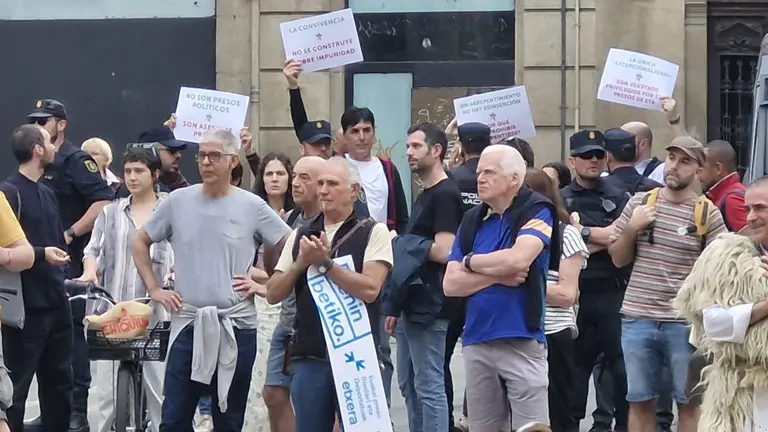 Varias víctimas de ETA se cuelan en una concentración a favor de las víctimas de ETA. CEDIDA