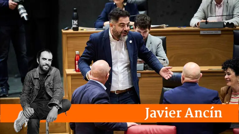 Ramón Alzórriz del PSN junto al consejero de Economía y Hacienda José Luis Arasti y de Educación Carlos Gimeno minutos antes del comienzo del pleno del Parlamento. PABLO LASAOSA