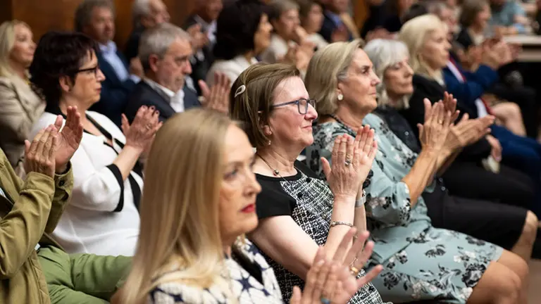 Un momento del acto de graduación, celebrado en el Aula Fernando Remacha del edificio de El Sario. UNIVERSIDAD PÚBLICA DE NAVARRA