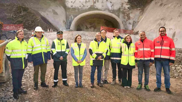 Autoridades socialistas de Navarra junto a responsables civiles de la obra de los túneles de Belate. GOBIERNO DE NAVARRA