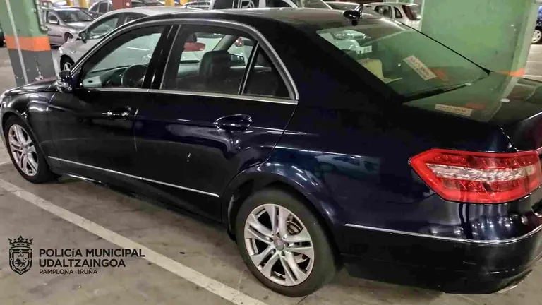El taxi 'pirata' en el depósito de la grúa municipa. POLICÍA MUNICIPAL DE PAMPLONA
