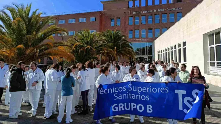 Una concentración de técnicos sanitarios ante el edificio de consultas del Hospital Universitario de Navarra. Sindicato Estatal de Técnicos Superiores Sanitarios
