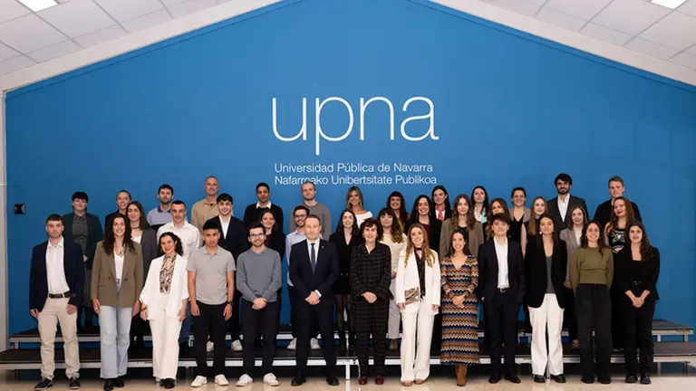 Quienes han logrado los premios extraordinarios de fin de estudios posan con el rector y la vicerrectora (centro de la imagen). CEDIDA