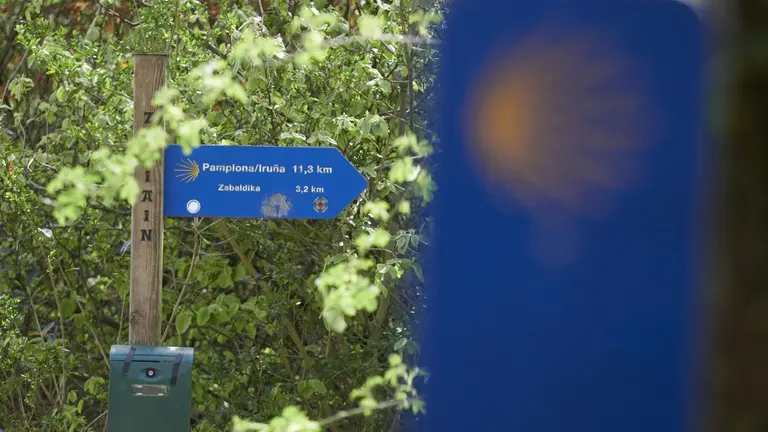 Un cartel indicador de los kilómetros a Pamplona en la ruta francesa del Camino de Santiago. EDUARDO SANZ / EUROPA PRESS