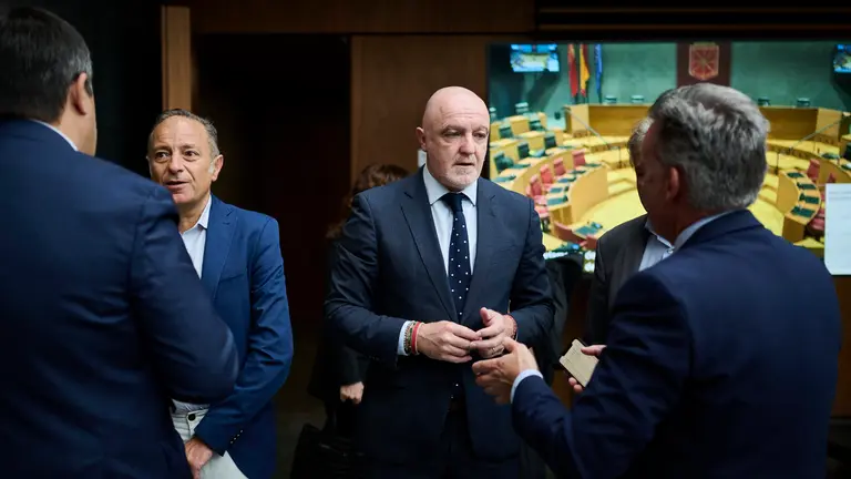 Javier Esparza de UPN minutos antes de comenzar el pleno del Parlamento. PABLO LASAOSA