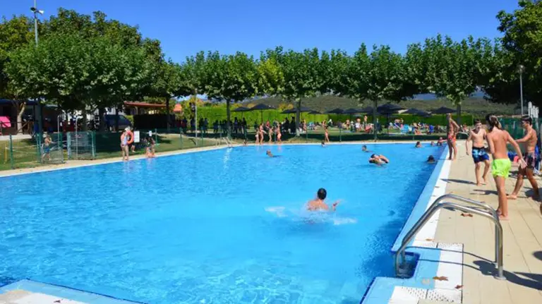 Piscina al aire libre en el camping Acedo en Tierra Estella. Foto Camping Acedo.
