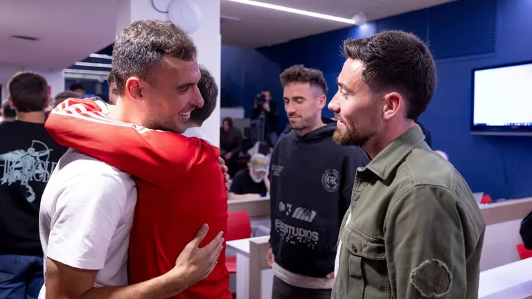 Unai García junto a Moi Gómez y Kike Barja en la rueda de prensa de su despedida. OSASUNA