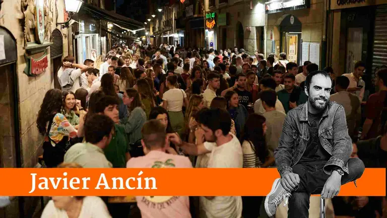 Cientos de personas disfrutan del juevintxo. PABLO LASAOSA