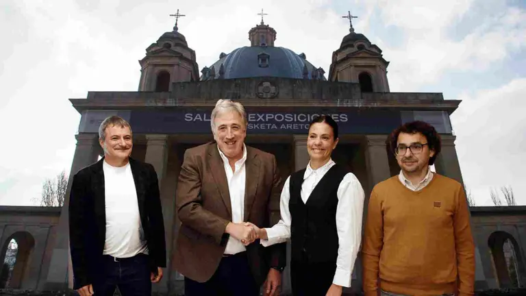 Fotomontaje de Mikel Armendariz,, Joseba Asirón, Marina Curien y Chema Mauleón sobre una imagen del Monumento a los Caídos.