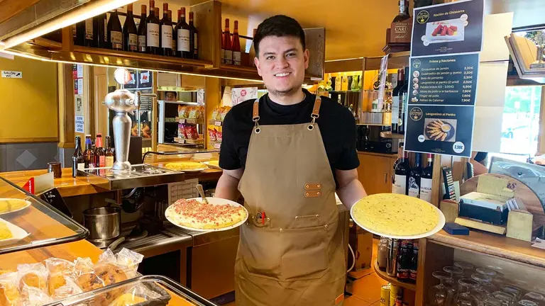 Miguel Rosales sostiene dos tortillas de patata en el bar Otero de Pamplona. Navarra.com