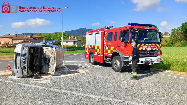 Imagen del coche volcado en Villatuerta, en el que viajaba el herido. CEDIDA