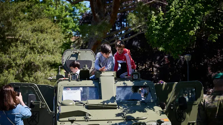 El Mando de Tropas de Montaña 'Roncesvalles' organiza una serie de actividades para celebrar el Día de la Fuerzas Armadas en Navarra con exhibiciones, muestra de material y vehículos y una exposición fotográfica. PABLO LASAOSA