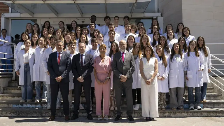 Juan Luis García, Ramón Gonzalo, María Chivite, Fernando Domínguez y Almudena Sánchez con alumnado de la primera promoción del Grado de Medicina de la UPNA. - GOBIERNO DE NAVARRA
