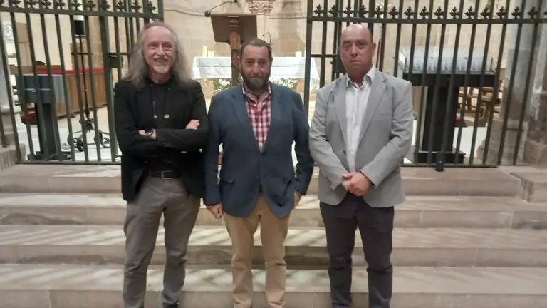 De izquierda a derecha, el historiador Carlos Martínez Álava; el párroco de Ujué, Javier Ecay Armendáriz; y el alcalde de Ujué, Rubén Sánchez Remón. CEDIDA