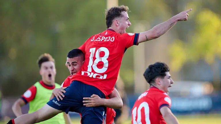 Los jugadores rojillos celebran el gol de la permanencia ante el Ourense en Tajonar. CA Osasuna.