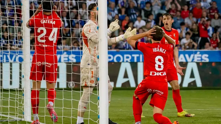 El centrocampista del Osasuna Pablo Ibáñez (d) reacciona este sábado, durante el partido de la jornada 38 de LaLiga EA Sports, entre el Alavés y el Osasuna, en el estadio de Mendizorroza. EFE/ L. Rico