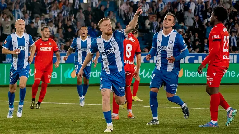 El extremo del Alavés Carlos Vicente celebra tras anotar el primer gol del equipo este sábado, durante el partido de la jornada 38 de LaLiga EA Sports, entre el Alavés y el Osasuna, en el estadio de Mendizorroza. EFE/ L. Rico