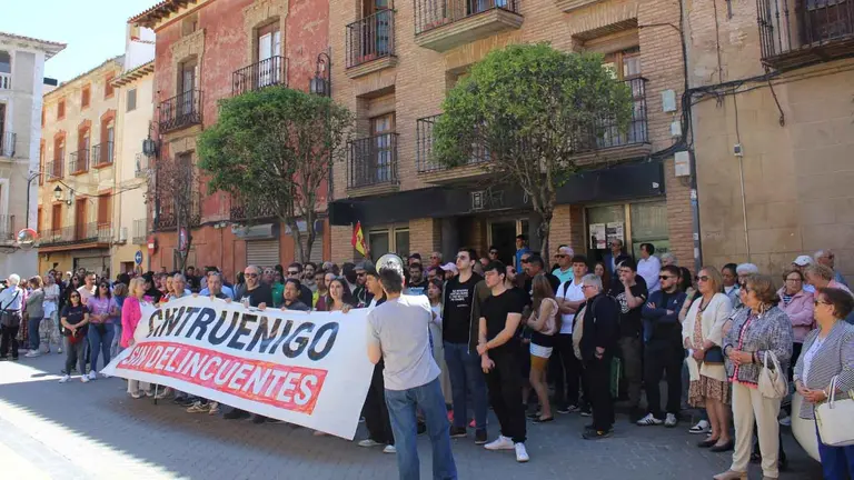 Cientos de vecinos se concentran en Cintruénigo para exigir más seguridad ante el aumento de la delincuencia
