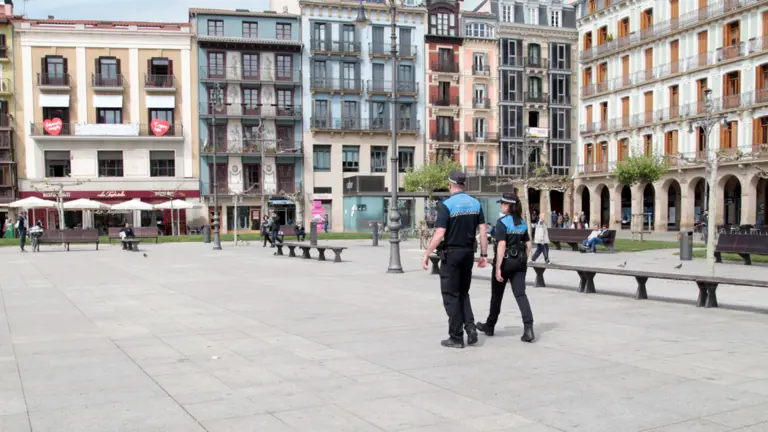 Imagen de dos agentes de la Policía Municipal de Pamplona. AYUNTAMIENTO DE PAMPLONA
