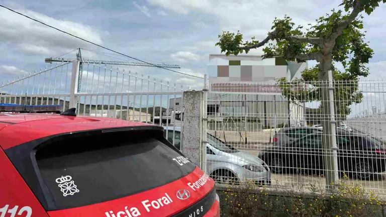 Un coche patrulla de la Policía Foral delante de la empresa en la que ha tenido lugar el accidente laboral. POLICÍA FORAL