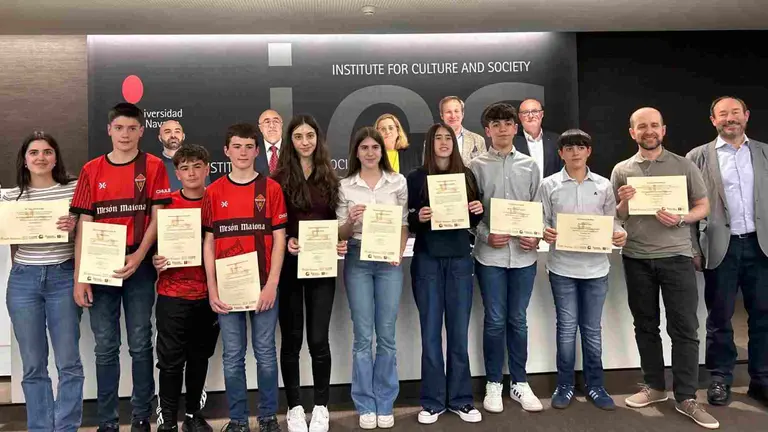 Los equipos ganadores de los centros Luis Amigó e IES Sarriguren BHI del certamen autonómico Incubadora de Sondeos y Experimentos. .UNIVERSIDAD DE NAVARRA