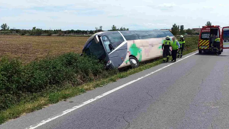 El autobús ha quedado encajado entre el arcén y la cuneta de la carretera. BOMBEROS DE NAVARRA