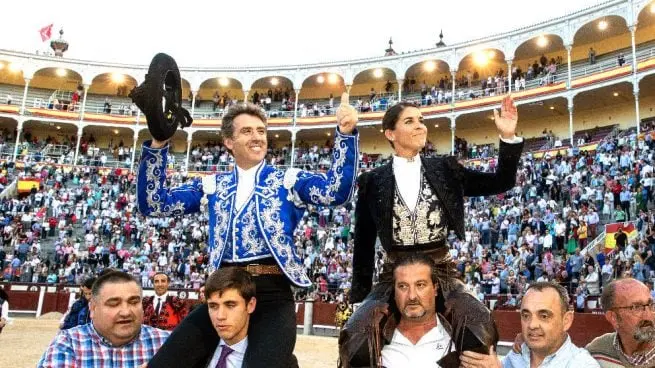 Lea Vicens, en una puerta grande junto a Pablo Hermoso de Mendoza. ARCHIVO