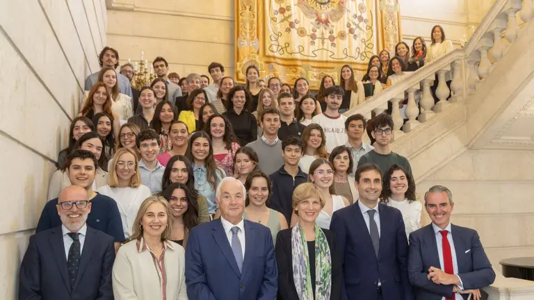 55 estudiantes de la Universidad reciben las becas Global de Caja Rural de
Navarra y FEUN. CEDIDA