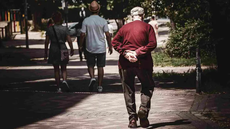 Una persona mayor paseando por un parque. JOSÉ ANTONIO GALLEGO VÁZQUEZ / UNSPLASH