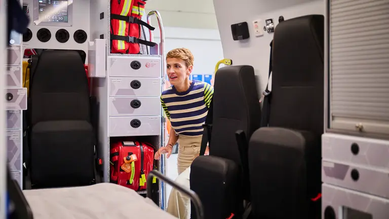 La presidenta de Navarra, María Chivite, el consejero de Salud, Fernando Domínguez, y el director gerente de Bidean, Alberto Lafuente participan en la presentación de la sociedad pública de Transporte Sanitario de Navarra, Bidean, que comenzará su actividad este sábado. PABLO LASAOSA