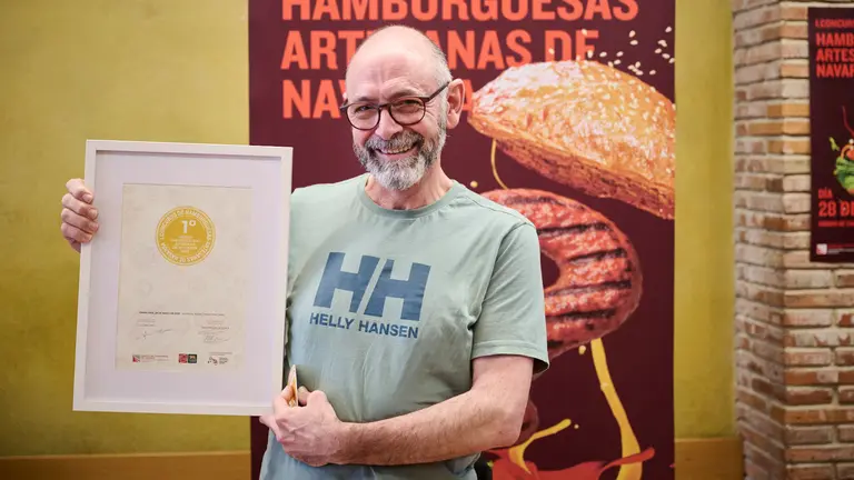 Eduardo Muguerza, ganador del Primer concurso Mejor Hamburguesa Artesana de Navarra celebrado en el Txoko del Carnicero. PABLO LASAOSA