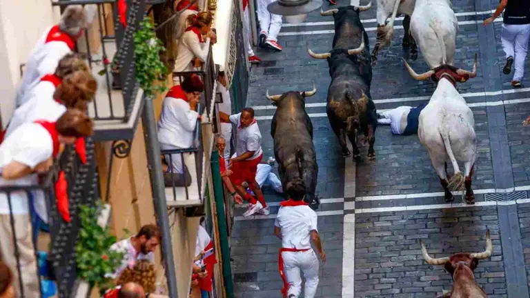 Imagen de archivo del último encierro de San Fermín desde un balcón. EFE / RODRIGO JIMÉNEZ
