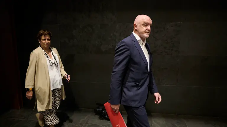 Javier Esparza de UPN minutos antes de comenzar el pleno del Parlamento. PABLO LASAOSA