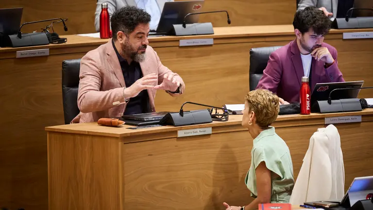 Ramón Alzórriz junto a María Chivite durante la celebración del pleno del Parlamento. PABLO LASAOSA