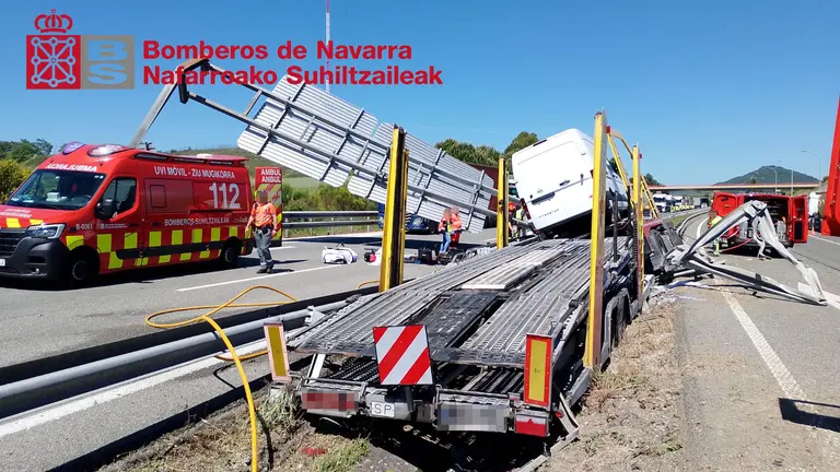 Un grave accidente de camión ha obligado a cortar el tráfico en la Autopista de Navarra.  BOMBEROS DE NAVARRA